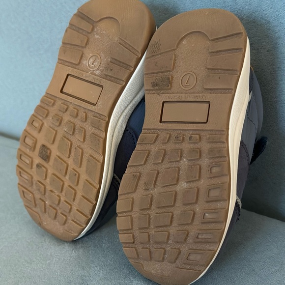 Toddler Running shoes size 7 velcro - Picture 2 of 3